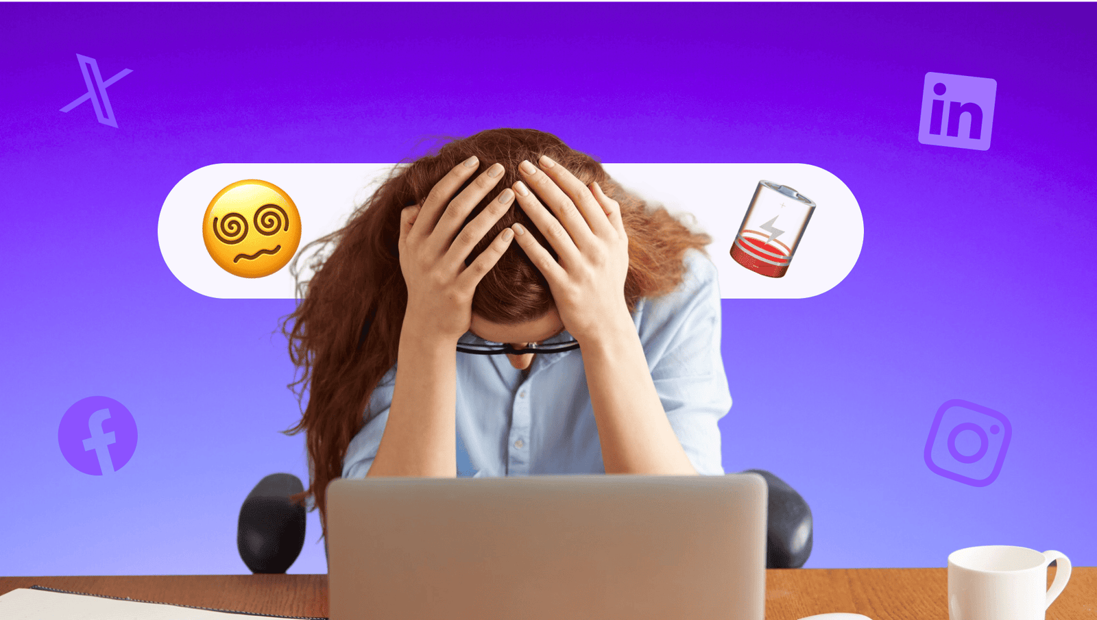 Femme stressée assise devant un ordinateur portable, les mains sur la tête, sur fond violet avec des icônes de réseaux sociaux (Instagram, Facebook, LinkedIn) et des emojis exprimant la fatigue et la confusion, illustrant la baisse d’engagement sur les réseaux sociaux.