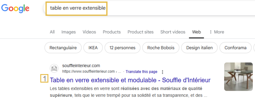 "Capture d’écran des résultats Google pour la recherche 'table en verre extensible'. Le site client 'Souffle d’Intérieur' apparaît en première position avec un titre mettant en avant des tables en verre modulables. Ce classement démontre la performance du référencement SEO appliqué par l’agence dans le secteur de l’ameublement et de la décoration