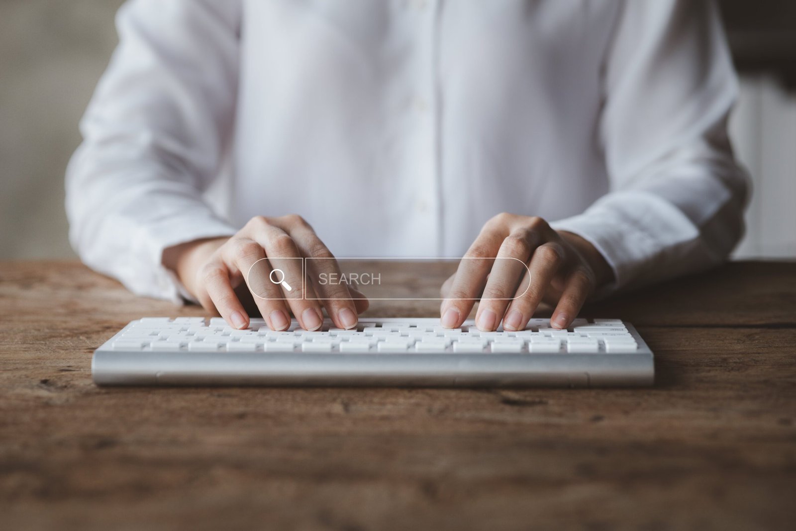 Une femme en train de taper une recherche