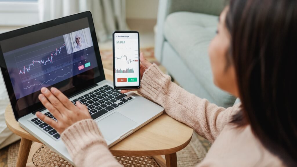 Une femme qui fait de la recherche marketing en se basant sur des données 