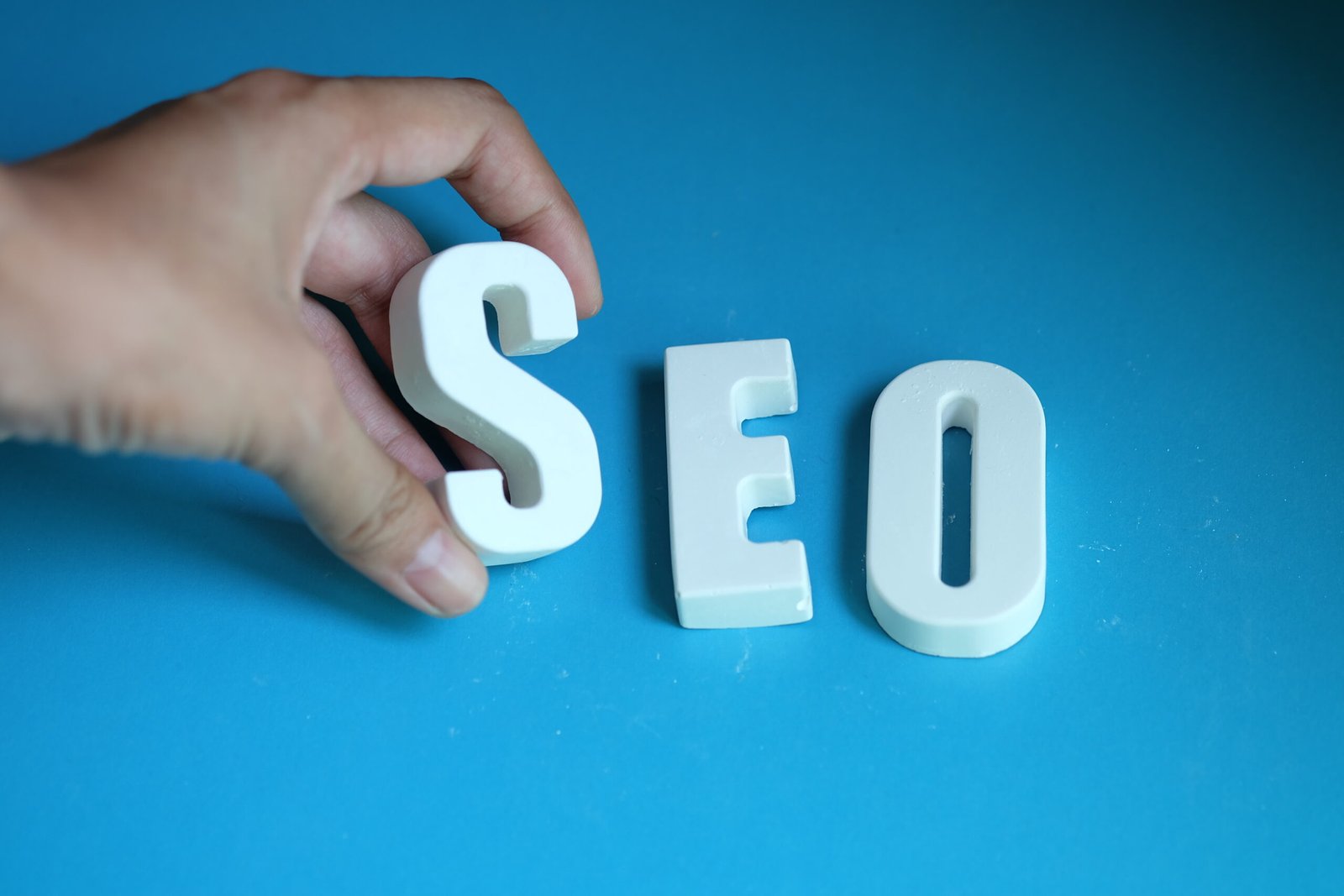 Actualité SEO main arrete lettres blanches comme referencement scaled