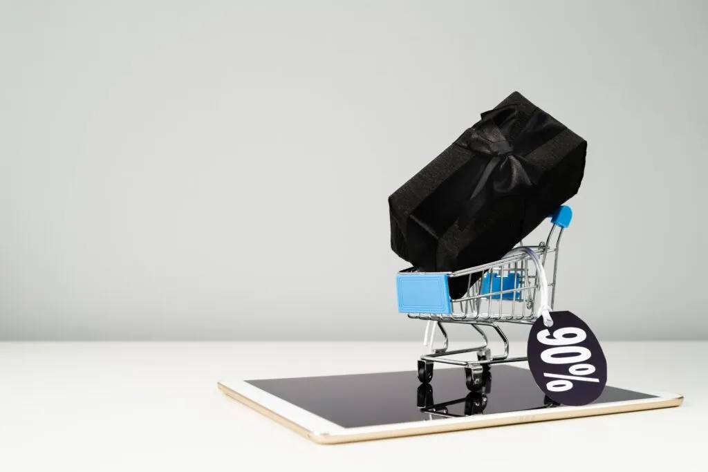 E-commerce Maroc en 2025 : Saisissez les Opportunités et Exploitez les Catégories Gagnantes 1 Un panier e-commerce sur une tablette