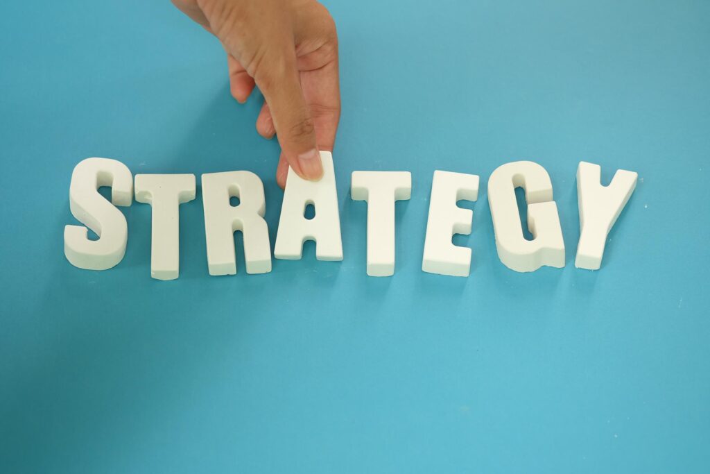 strategie marketing' écrite sur un fond bleu - Stratégie marketing complète en 7 étapes