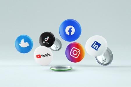 Illustration moderne représentant une stratégie social media en 2026, avec des icônes de réseaux sociaux (Instagram, Facebook, LinkedIn, TikTok, YouTube, Twitter) flottant sur un fond clair, symbolisant la planification digitale et la performance marketing.