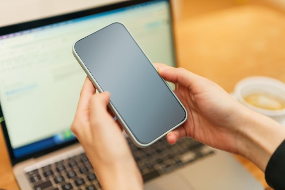 Personal branding : définition et méthode pour un dirigeant 3 Recherche de son propre nom sur un smartphone pour vérifier sa réputation en ligne