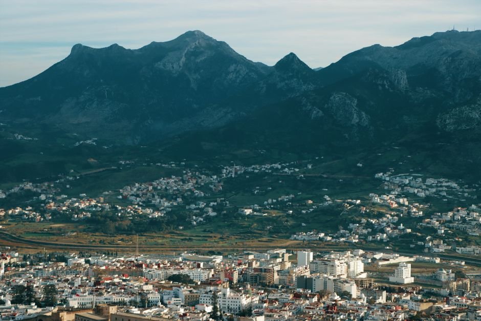 Segmentation marketing : critères, méthode et exemple concret au Maroc 3 Vue de Tanger, l'une des sept grandes villes du Maroc prises en compte dans l'exemple de segmentation géographique