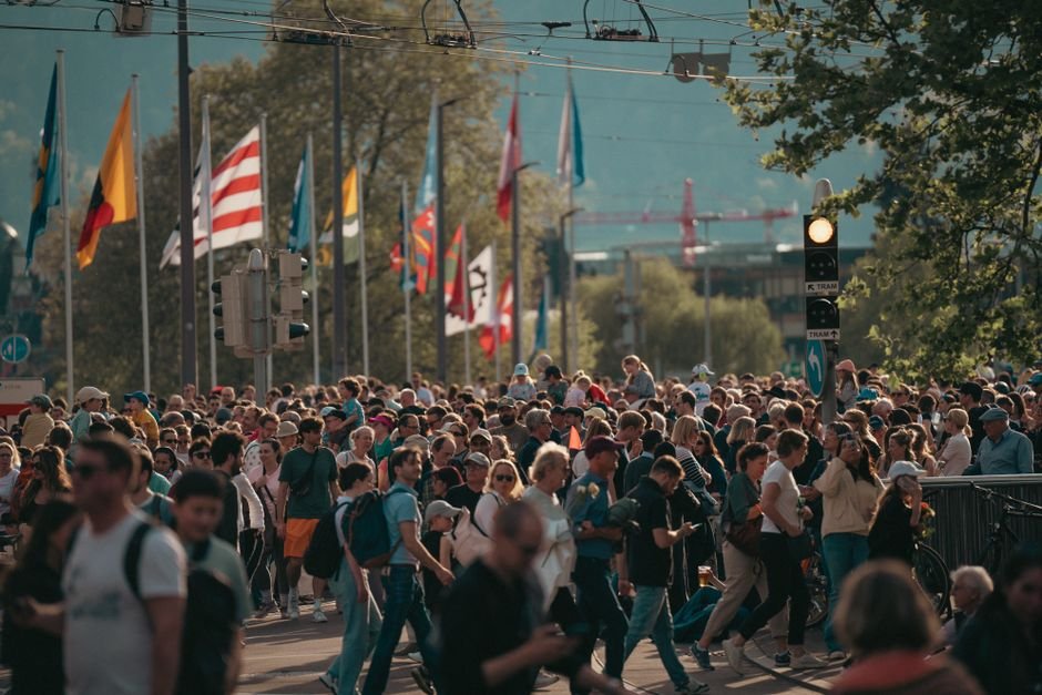 Segmentation marketing : critères, méthode et exemple concret au Maroc 1 Foule dans une rue commerçante, un public que la segmentation marketing découpe en groupes homogènes