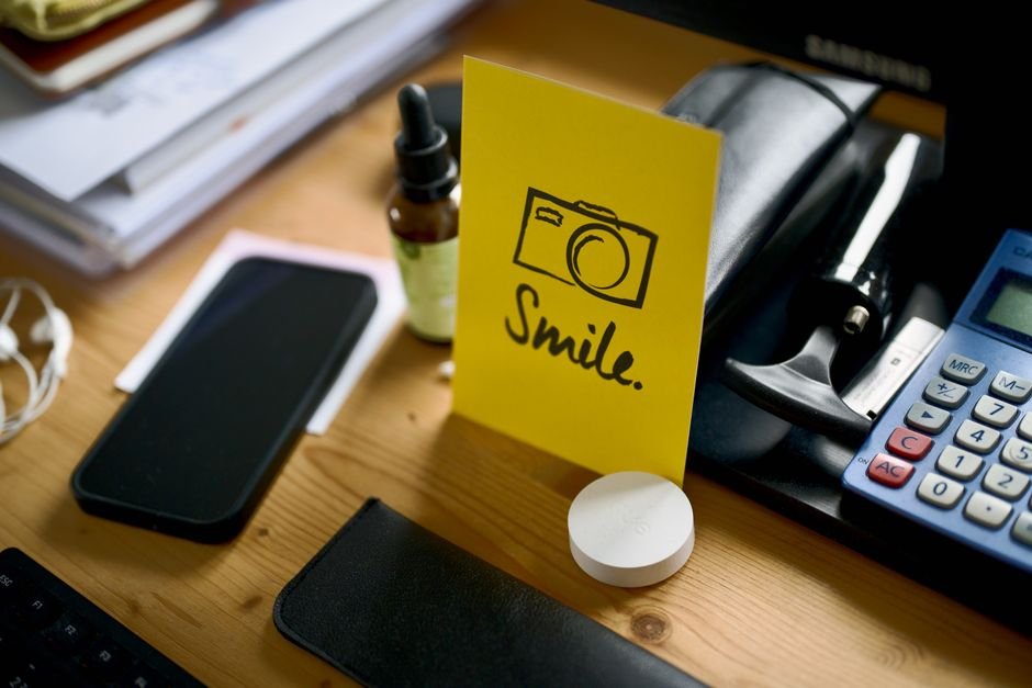 Charte graphique : créer une identité visuelle forte en 7 étapes 4 Cartes de visite, papier à en-tête et écran de téléphone aux couleurs d'une même identité
