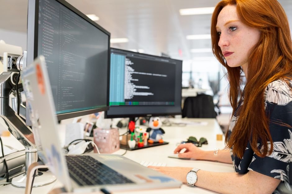 Développeur configurant le suivi des conversions d'un site web