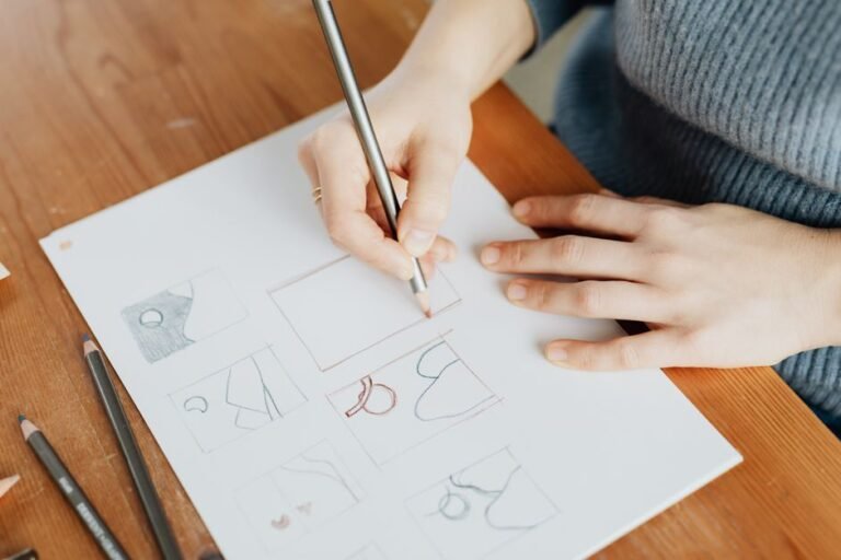 Designer esquissant plusieurs pistes de nouveau logo pendant un rebranding