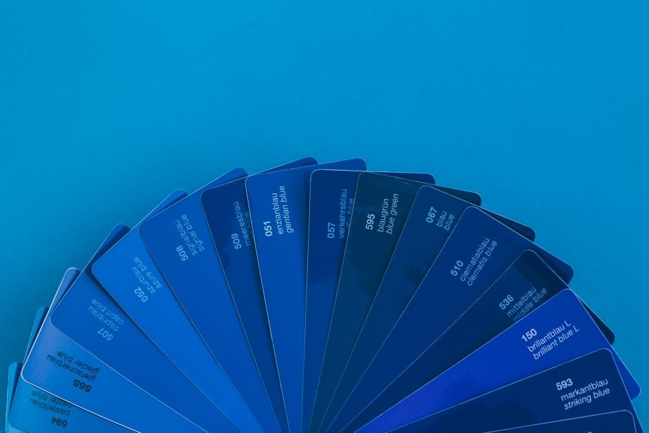 Charte graphique : créer une identité visuelle forte en 7 étapes 1 Charte graphique imprimée avec nuancier de couleurs et planches de déclinaisons