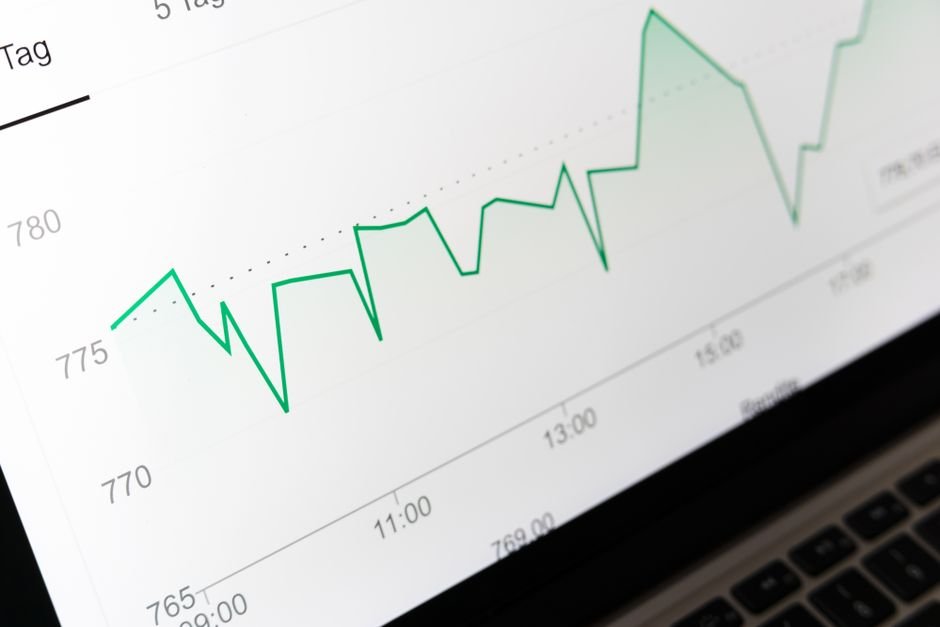 Analyse des résultats de recherche sur le nom d'un dirigeant