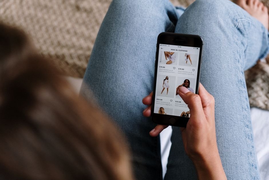 Marketing prédictif et IA : prédire le comportement client 2 Cliente consultant sur son smartphone des recommandations de produits issues du marketing prédictif