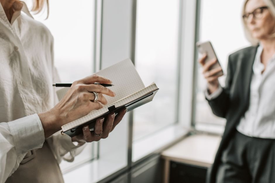 Personal branding : définition et méthode pour un dirigeant 1 Dirigeant qui définit les étapes de son personal branding dans un carnet