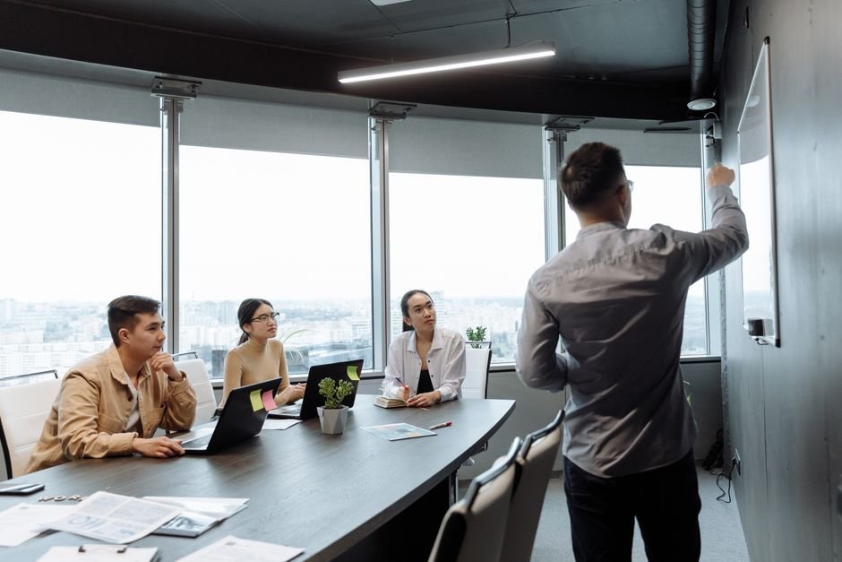 Réunion d'équipe où un manager écoute les salariés, un moment de communication ascendante