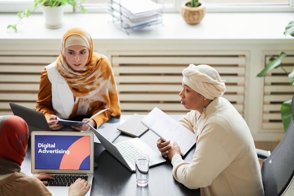 Équipe marketing analysant les segments d'audience d'une campagne publicitaire