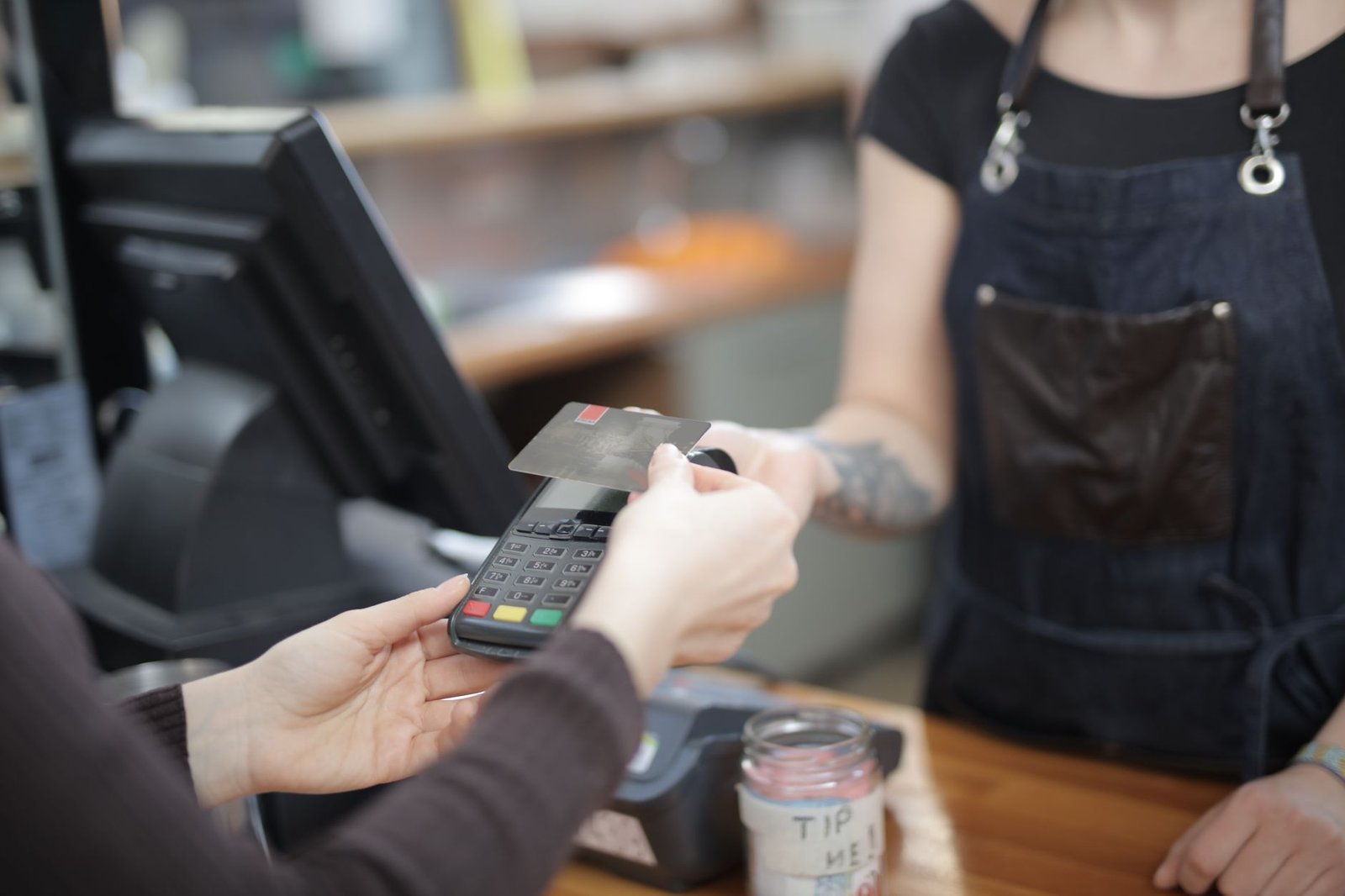 Plateforme création site web : laquelle choisir pour créer un site internet au Maroc ? 2 Paiement par carte bancaire dans une boutique, un critère pour choisir une plateforme e-commerce au Maroc