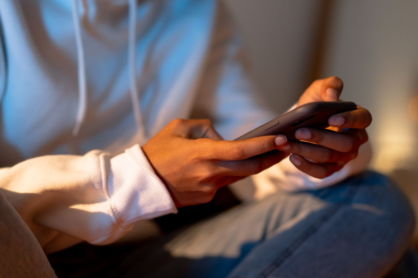 Generative engine optimization (GEO) : ce qui change vraiment par rapport au SEO 1 Recherche sur smartphone affichant une réponse générée par l'IA au-dessus des résultats