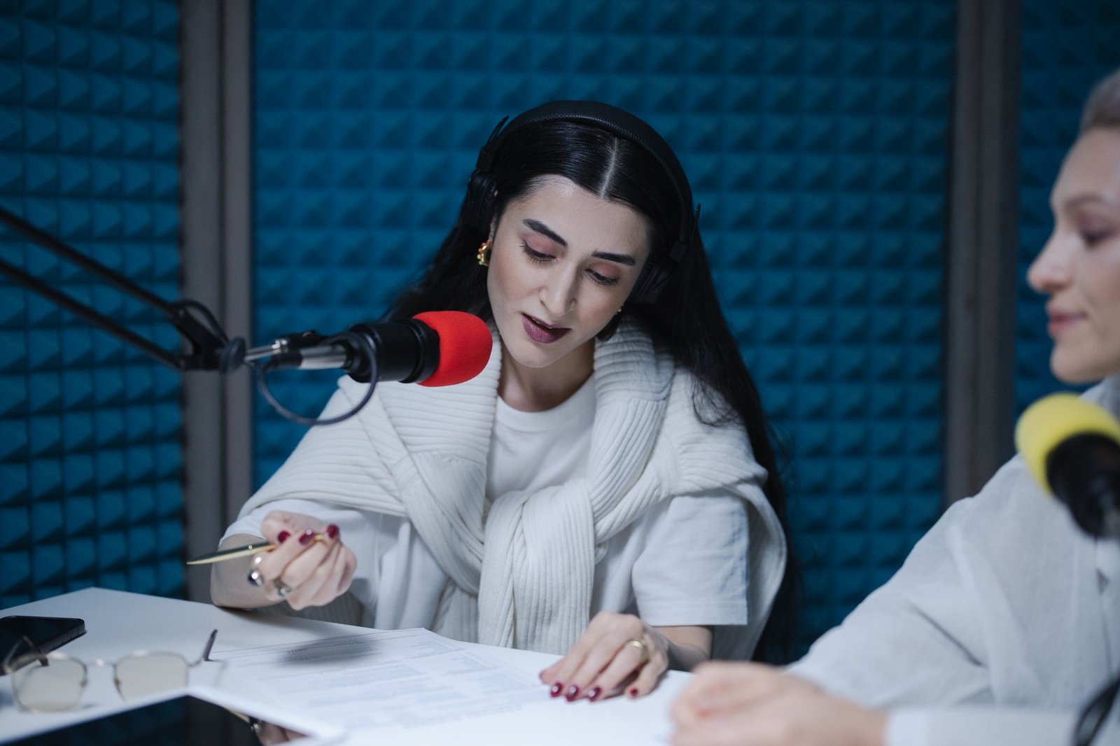 Animatrice radio au micro dans son studio, un type de communication qui s'adresse à des milliers d'auditeurs à la fois