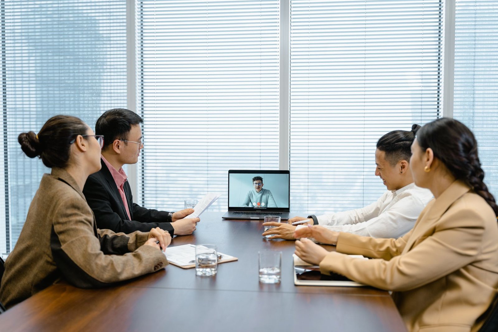 Collègues en réunion vidéo sur leurs ordinateurs portables, la communication interne adaptée au travail à distance