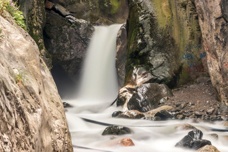 Cascade photographiée en pose longue avec un filtre ND, eau au rendu soyeux