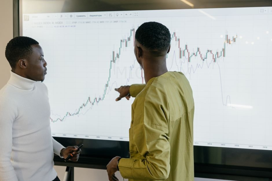 Équipe marketing analysant les résultats d'une campagne publicitaire